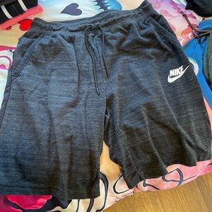 LIKE NEW! Mens NIKE shorts. Size L